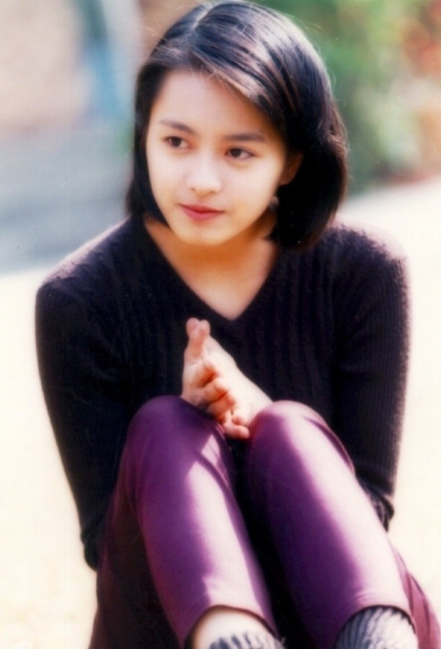 梁咏琪携女儿出门郊游，6岁Sofia身高出挑，足足高了同学一个头