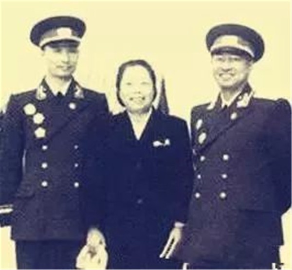 杨庆兰：17岁从战场背回一名重伤员，解放后，开