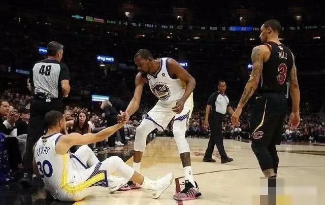 为什么NBA球员倒地后不自己起来而是等队友来扶？