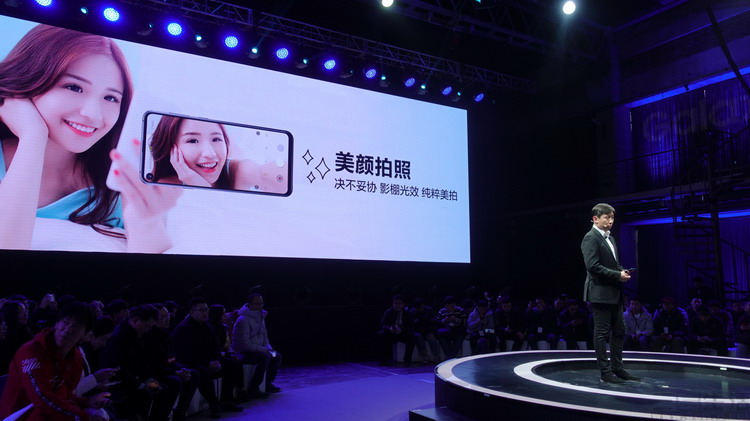 首发黑瞳全视屏！三星Galaxy A8s为变革而来