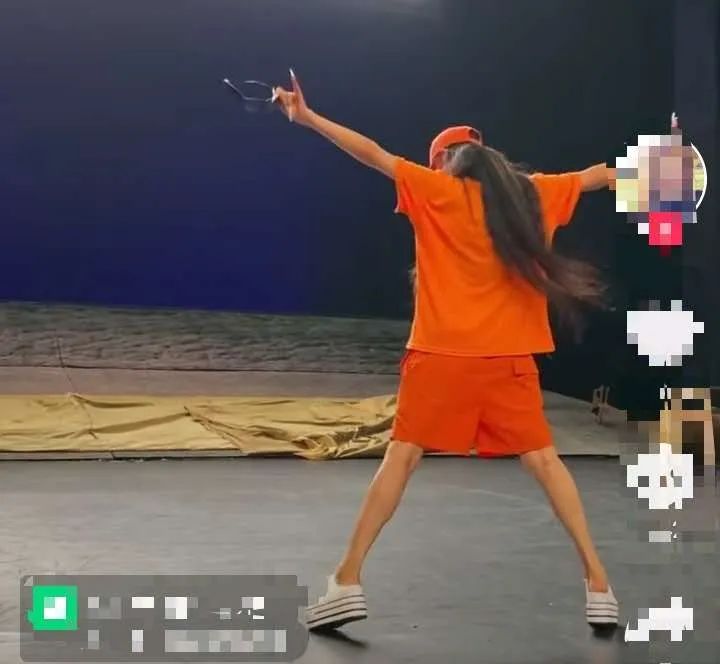 杨丽萍新照只剩骨架，瘦如竹竿皮肤糙，不穿民