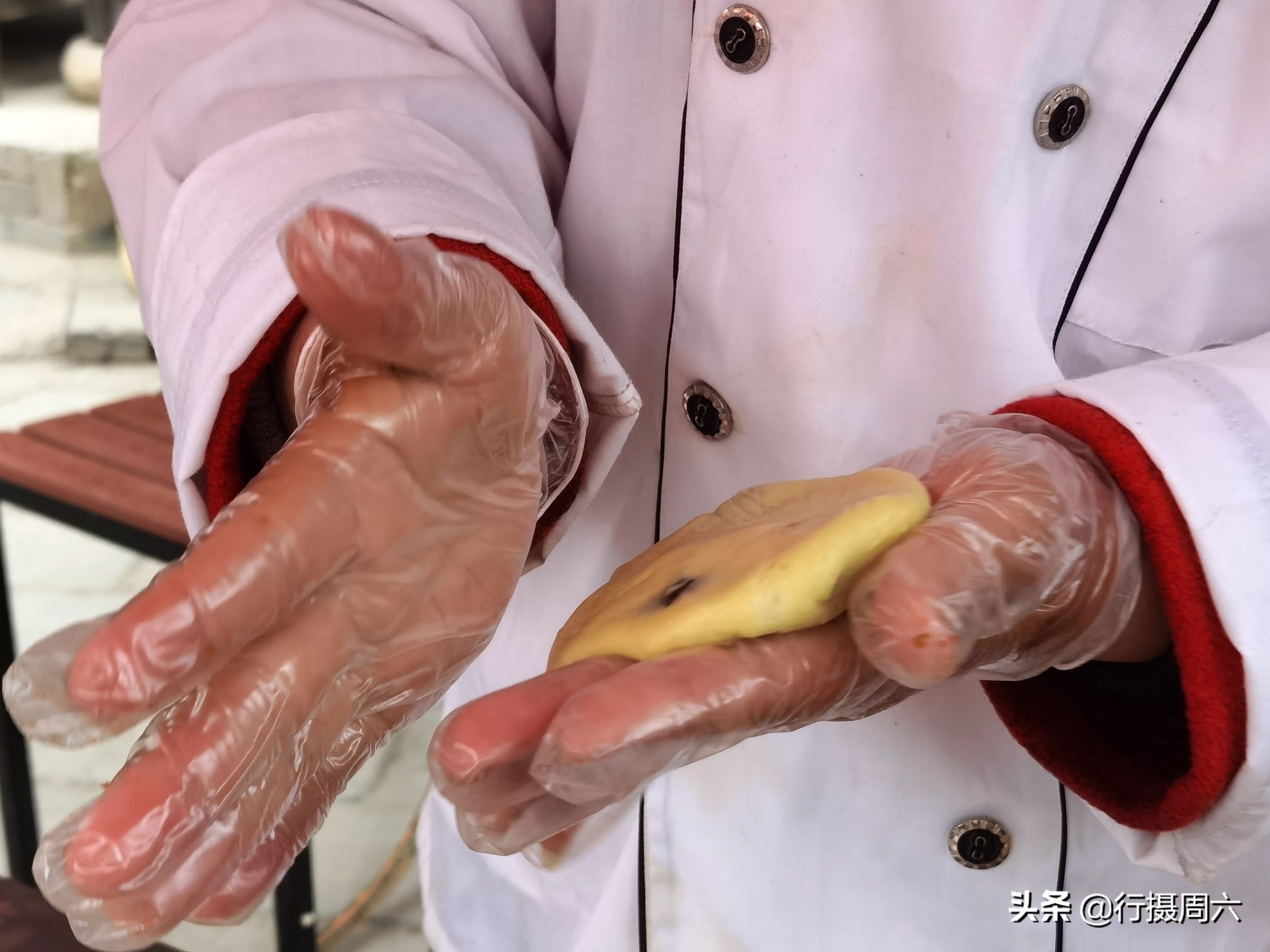 山西农民大哥研创脆皮油糕，外脆里嫩生意火爆，1天卖了8千元