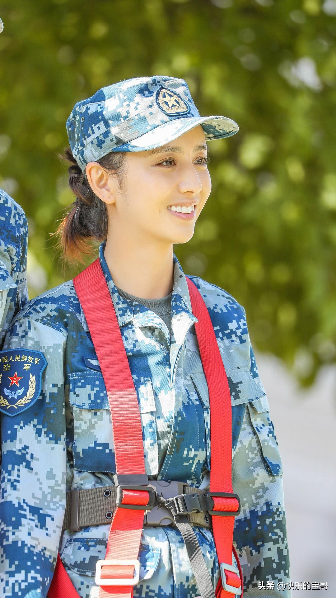 不愛紅裝愛武裝，女明星的軍裝照，哪一個是你心中的氣質女