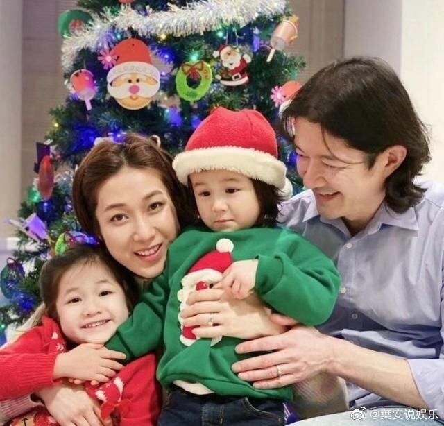 鍾嘉欣曬全家福，嫁大13歲老公成闊太，兒女顏值不敵媽媽
