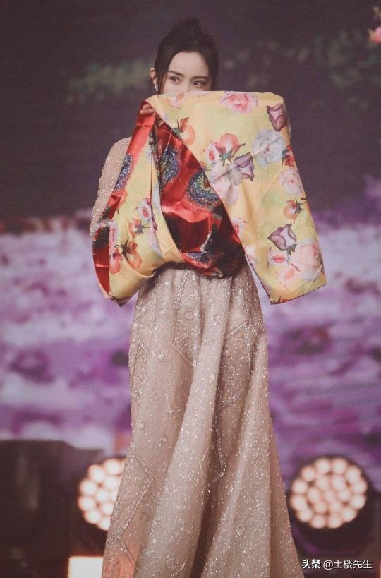 邓超化身摄影师直拍，距离文字暴露关系，最惊