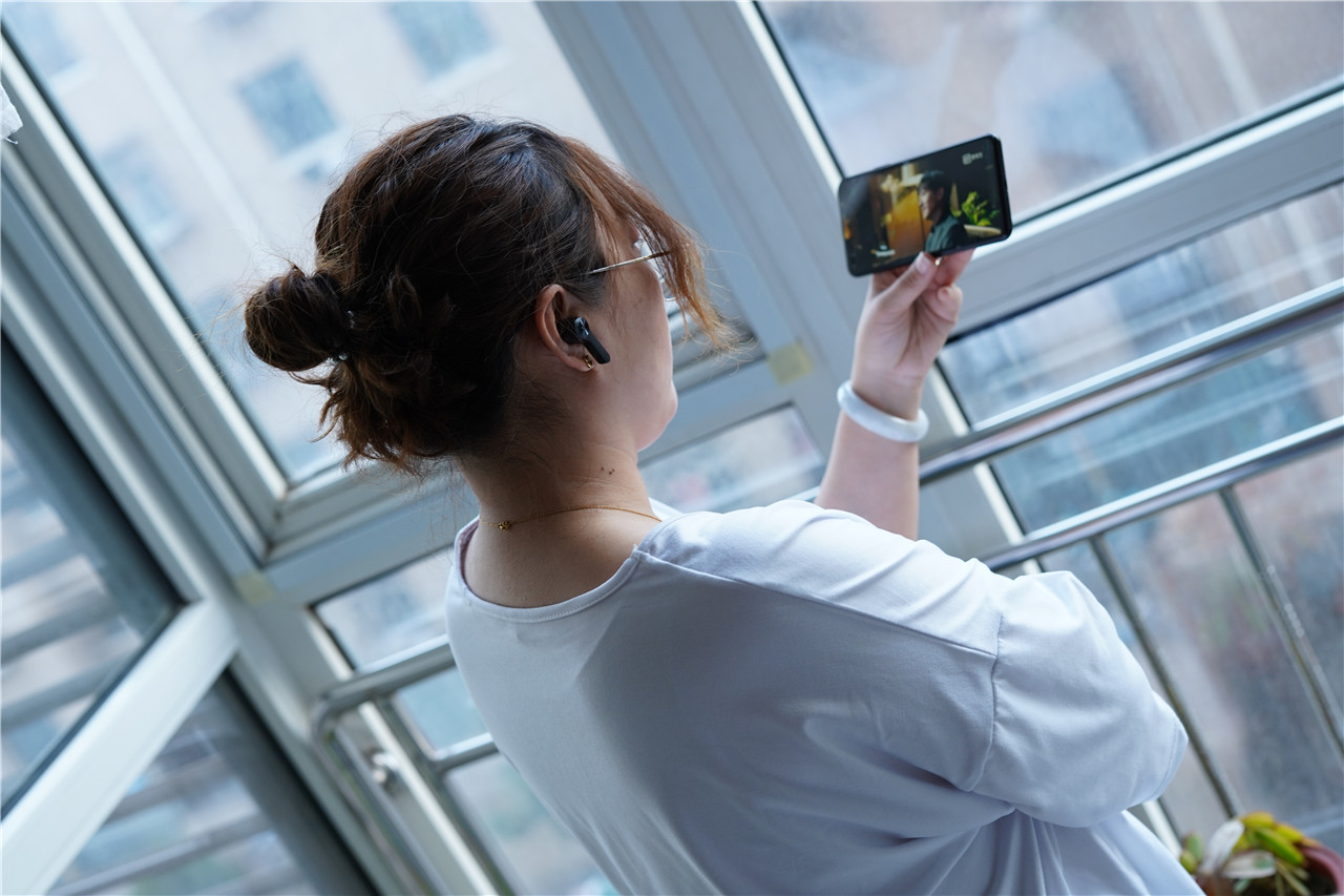 雷柏VM700蓝牙TWS背光游戏耳机光效和游戏更配哟