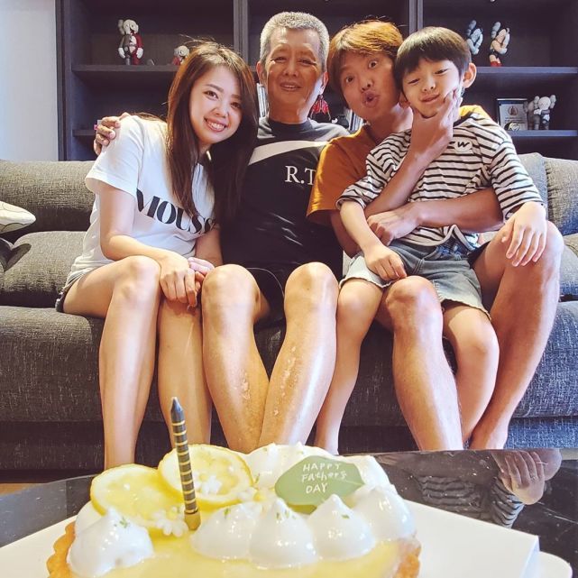 黄鸿升妹妹牵手爸爸现身殡仪馆，灵堂曝光，遗照是爸爸亲自挑选