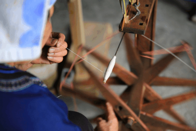 这对夫妇让非遗手艺，登上了巴黎时装周