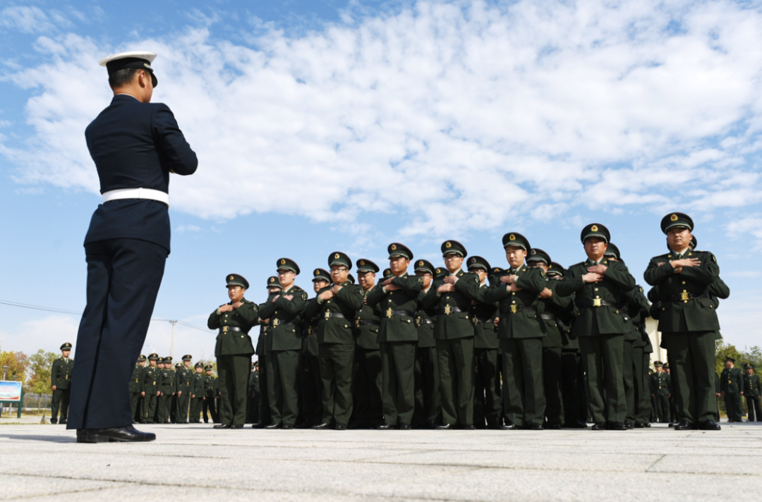 这孩子前途算完了！大学生拒服兵役被除名，学校不予办理复学手续