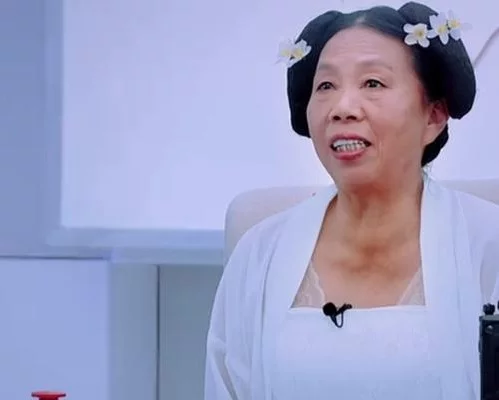 疫情下的横店：没有存粮的群演送外卖、睡公园