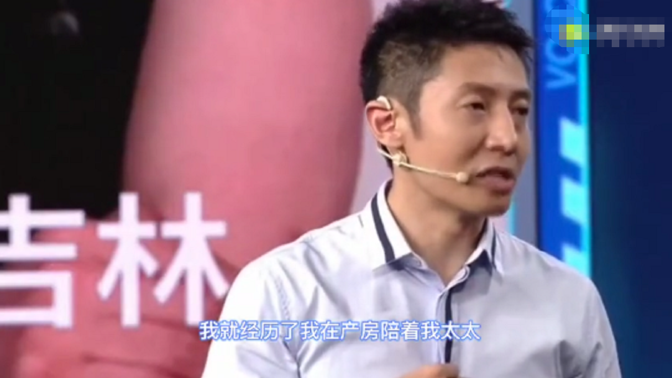 撒贝宁外国妻子晒亲吻照，穿露背紧身裙秀身材