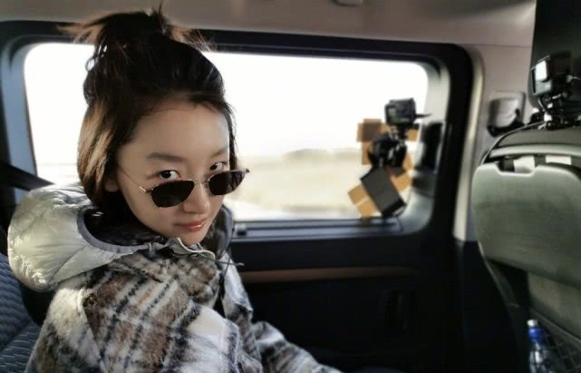 恭喜周冬雨又喜提金像奖最佳女主角，前辈章子