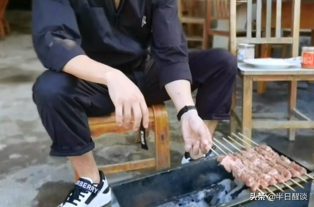 曹云金在街头摆摊卖羊肉串！离开郭德纲之后他