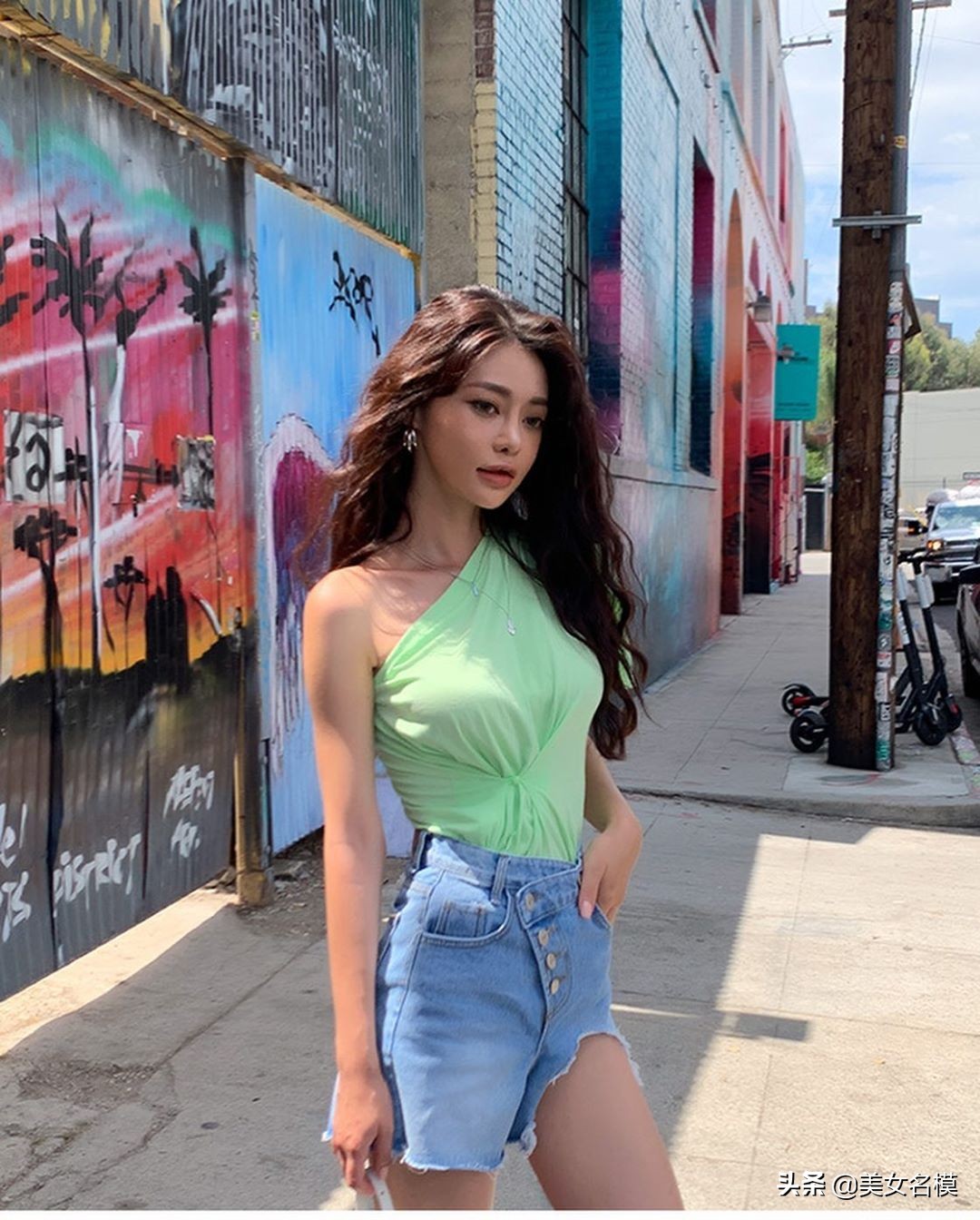 露肩上衣牛仔短褲，淑女又甜美！