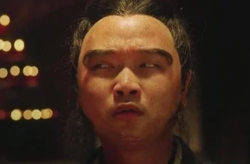 疫情下的横店：没有存粮的群演送外卖、睡公园