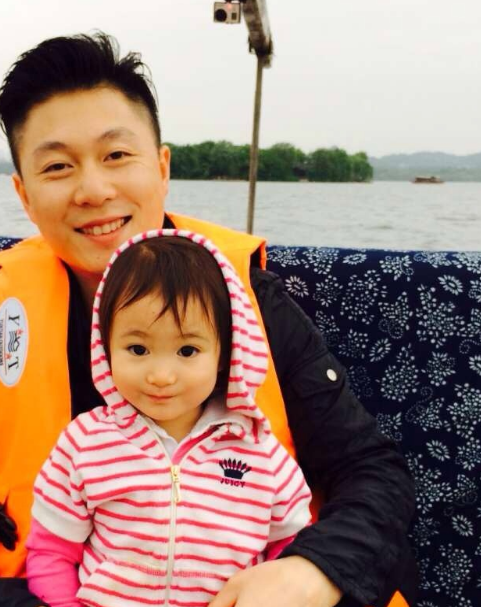 李小鵬為女兒慶9歲生日，奧莉長成大姑娘，大方自信越長越像媽媽