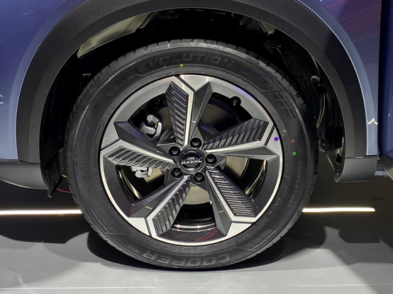 实拍哈弗神兽 ，造型比车名犀利，满油续航1000km