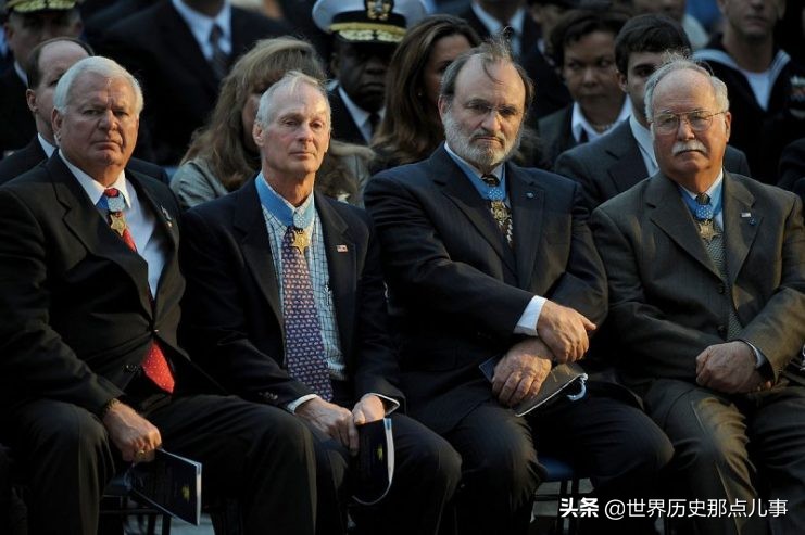 这枚勋章是美国军人的最高荣誉：荣誉勋章背后