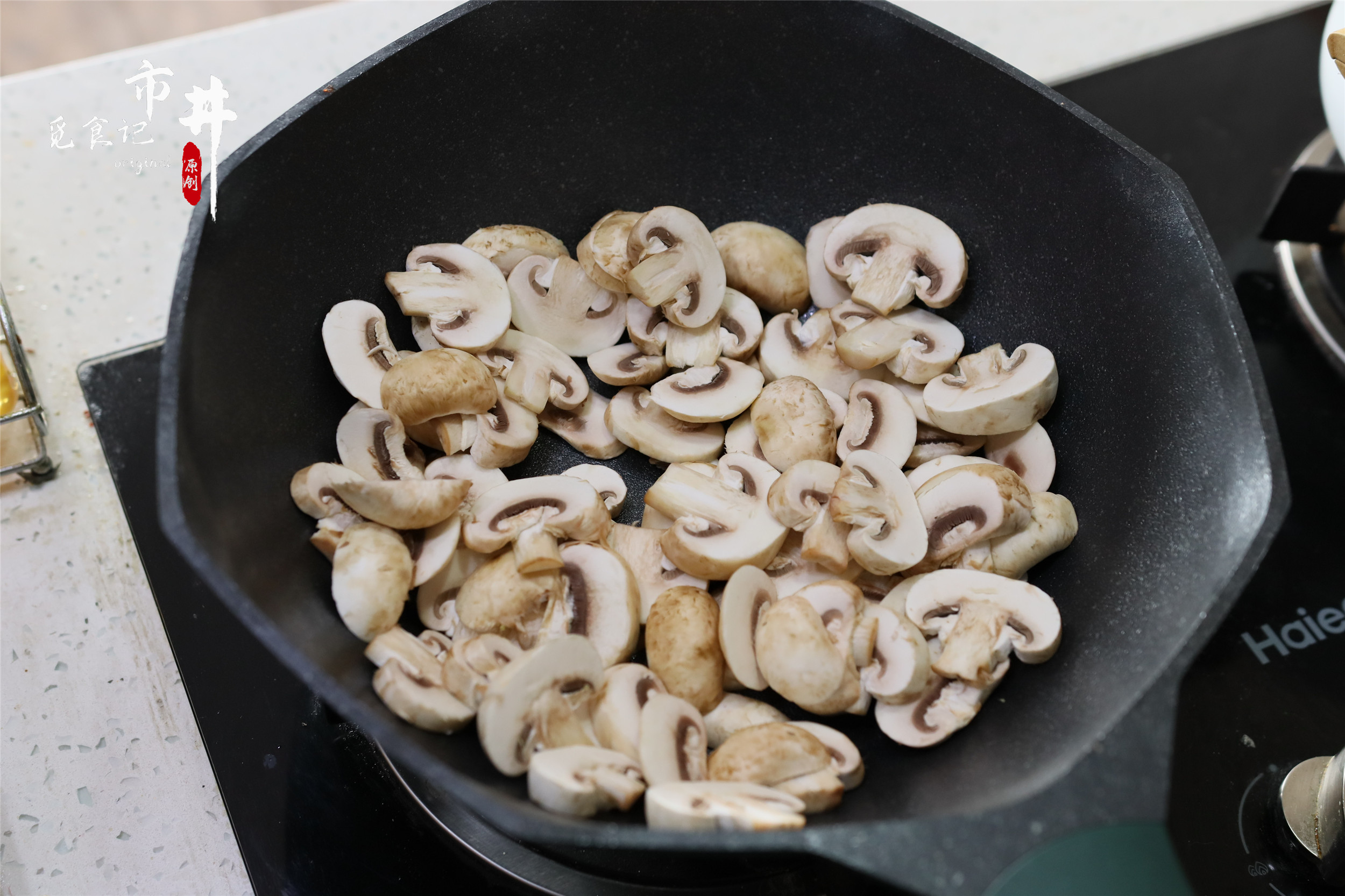 口蘑炒五花肉，想不到這麼一做，鮮味如此濃郁，吃過1次忘不掉