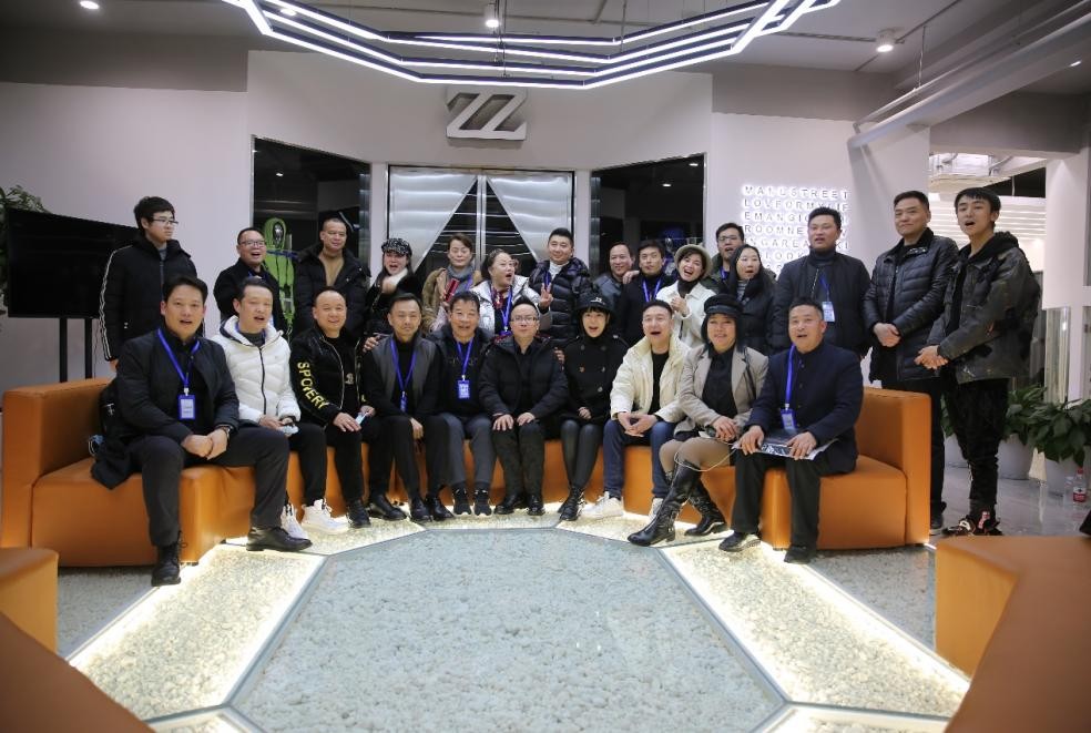 ZZ全球爆品羽絨集采中心，受實(shí)體店瘋狂追捧