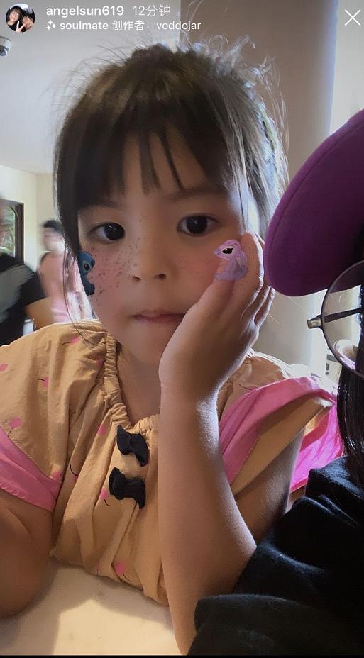 梧桐妹晒与波妞合照，镜头前波妞秒变淑女，托脸卖萌超可爱