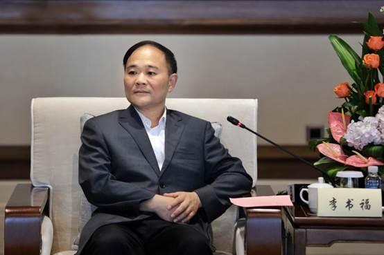 中国汽车首富诞生了，去年赚了上千亿，妻子还是央视美女主持人