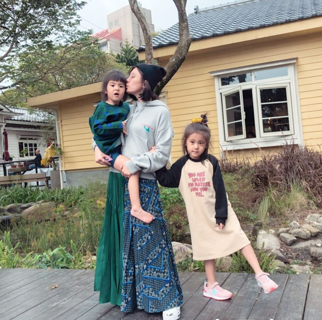 賈靜雯曬咘咘在脖子上掛兩條蛇人美膽大，女漢子波妞卻不淡定了