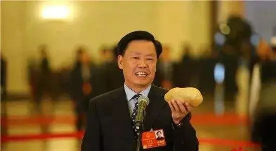 人民大会堂推销土豆，65岁成带货主播，这位叫朱