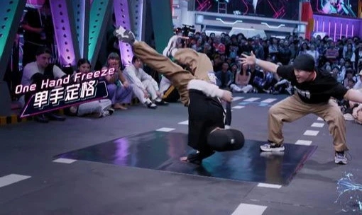 《这就是街舞3》公孙无名戴上雷蛇耳机疯狂口胡，廖搏猛鞠躬道歉