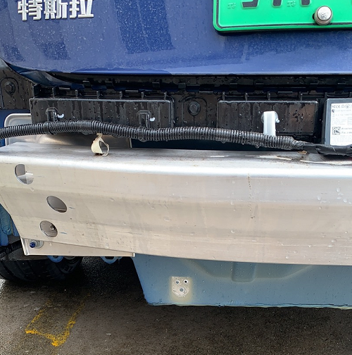 路过一滩水特斯拉的“裤子”掉了？网友：好家伙4000多没了