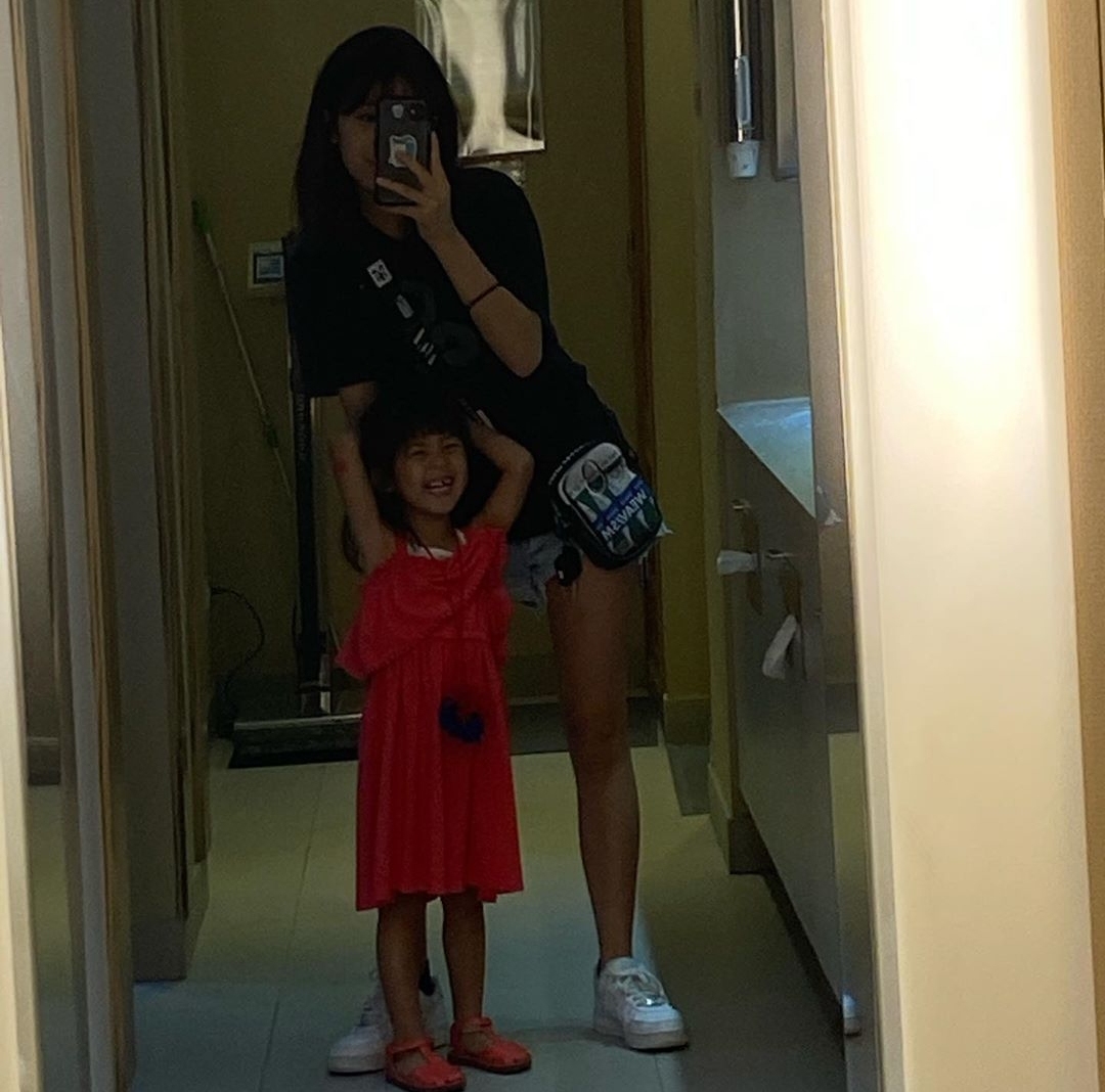 梧桐妹晒与家人同框，咘咘波妞铅笔腿抢镜，贾静雯卖萌毫无违和感