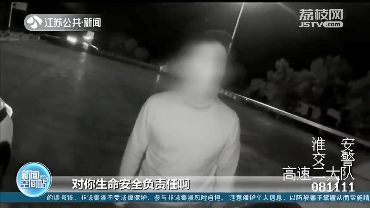 雨天停高速应急车道上还戴耳机睡觉 这个货车司机真大胆