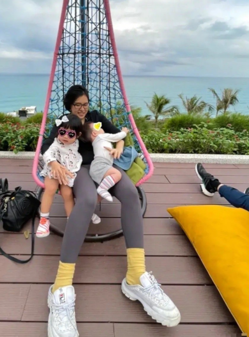 杨幂重回小时代拍摄地，白到发光发量剧增？网友：离婚后越发年轻