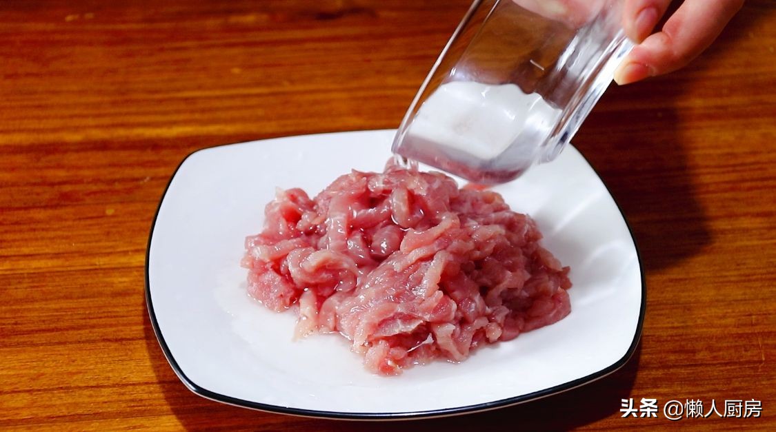 苦瓜炒肉絲，教你一招，肉絲又嫩又滑，一點都不柴