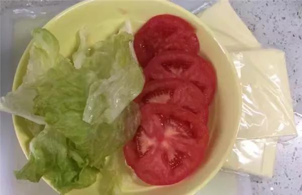 The child loves to eat hamburger to fear oil is sordid again oneself do the most authentic beef hamburger safety in the home delicate