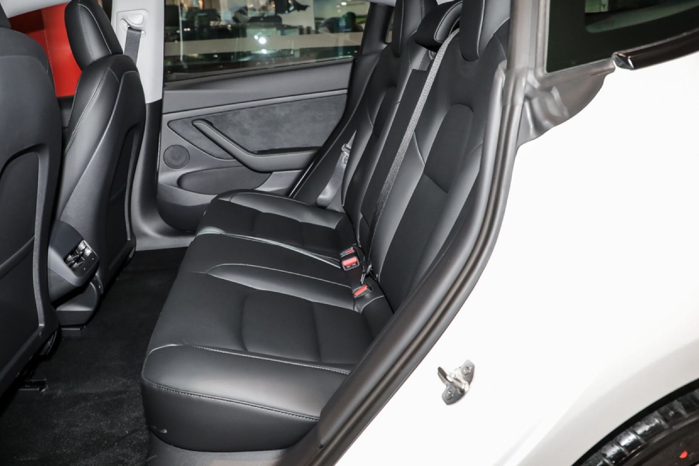 新增双层玻璃/电动尾门！新款特斯拉Model 3值不值