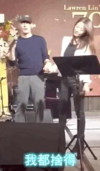 林心如分享最幸福的事，看霍建华和女儿入眠，自己在一旁喝酒追剧