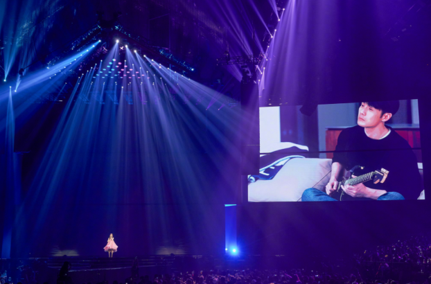 李荣浩提词器比别的明星大一倍？网友爆笑：他眼睛小又不是近视