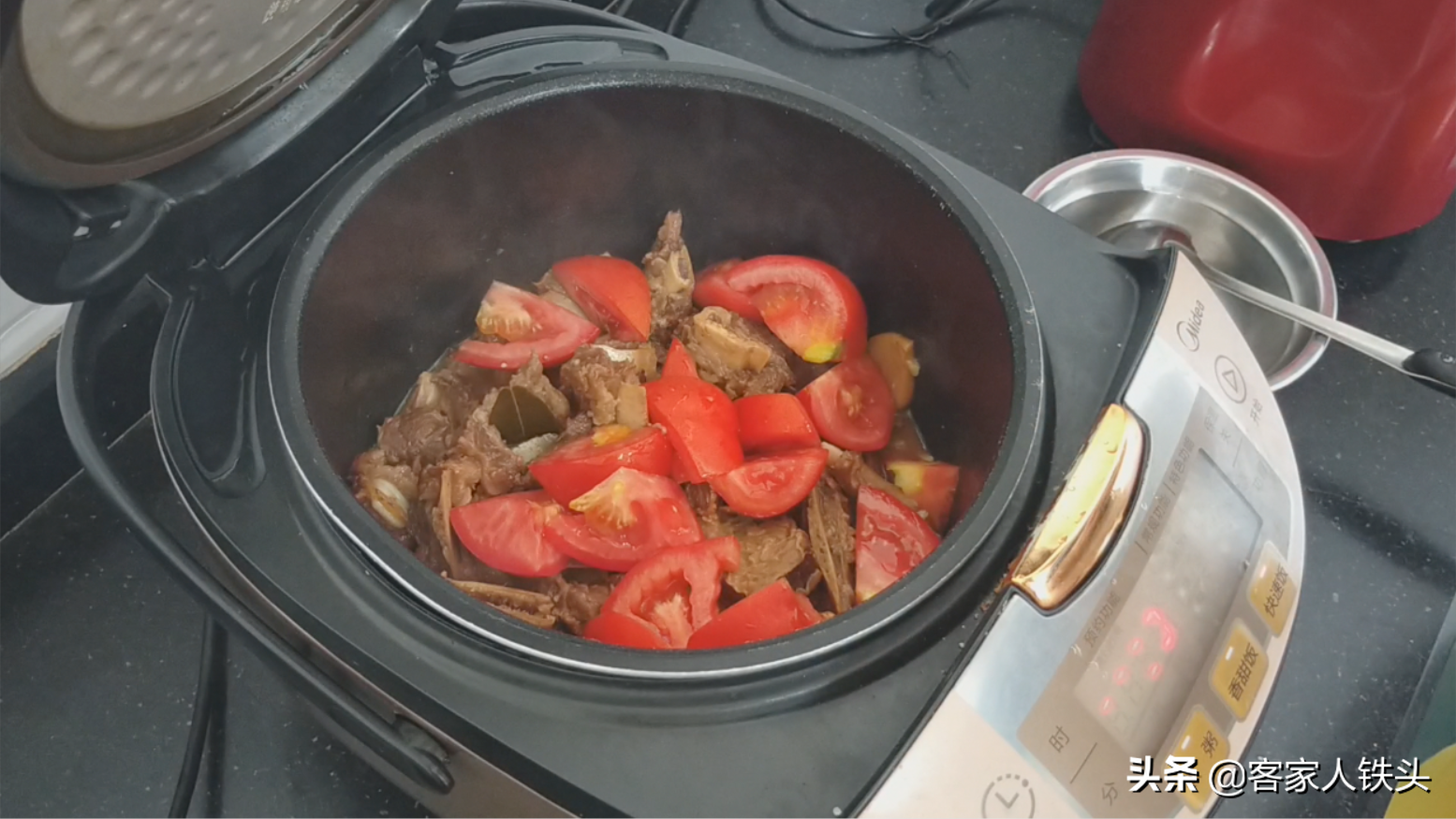 电饭锅做菜也能赛过大厨？教你技巧，新手也能做一锅比饭店香的菜