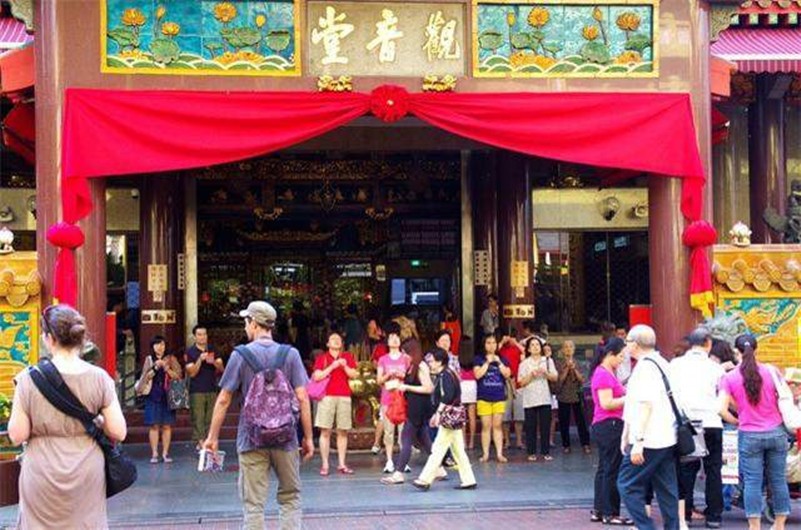 先在新加坡废汉语，后又扶持汉语学校发展，李光耀在“算计”什么