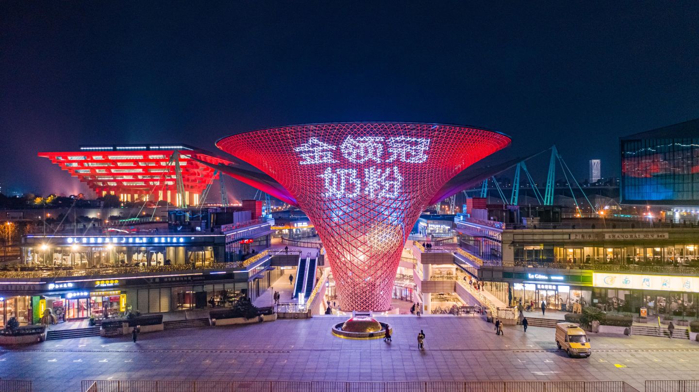 刘强东大手一挥，10亿红包京东炸年兽地标广告唤中国人春节记忆