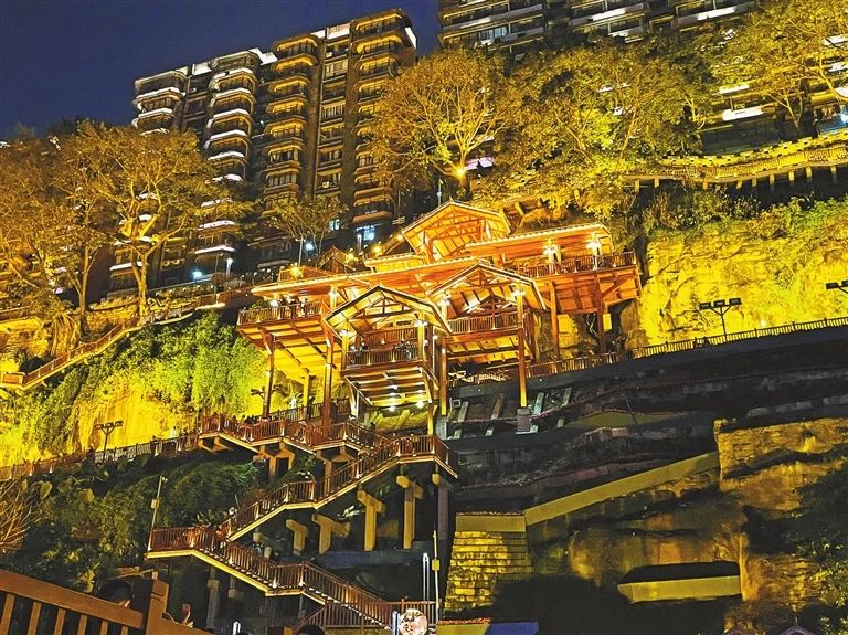 神奇的重庆戴家巷崖壁步道：高低落差60米，300米栈道都悬空