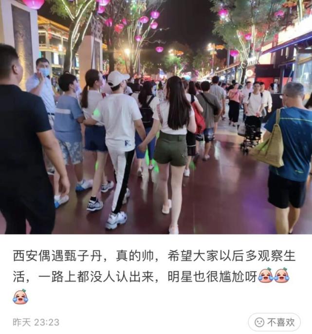 甄子丹一家四口逛街被偶遇，17岁女儿牵爸爸手，甄子丹搂娇妻超甜
