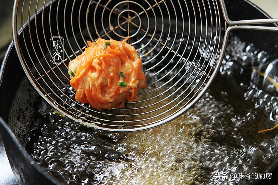 這素丸子比肉丸子還香，不加一滴水，外酥里嫩，一口一個吃不膩