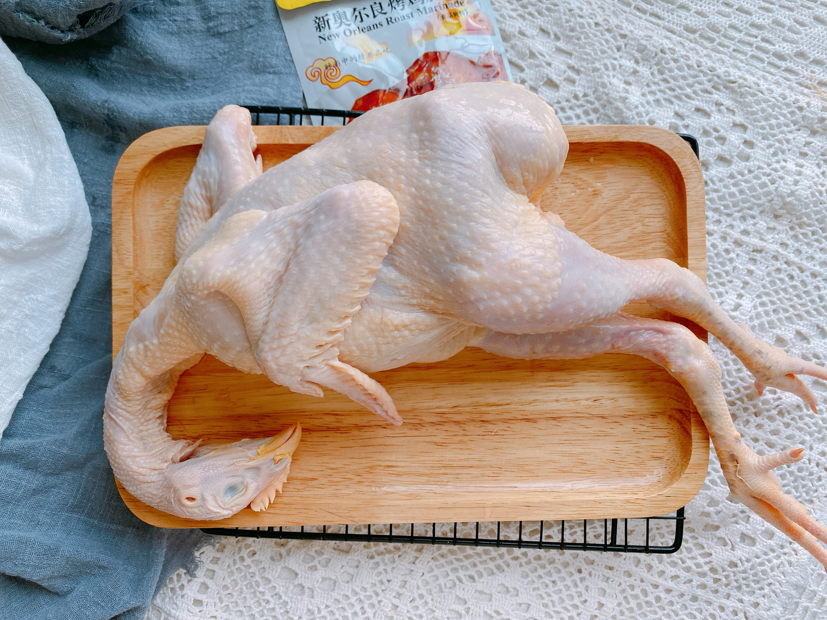 最简单的烤鸡，家里有烤箱的要试试，1个重点，皮酥肉嫩还爆汁