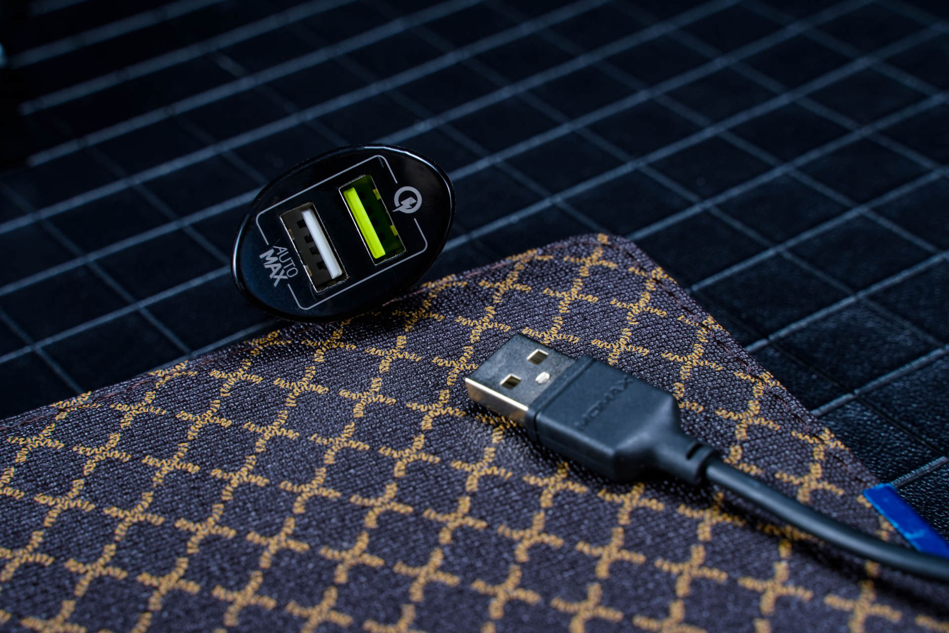 张弛有度，15W快充入手MOMAX摩米士车载无线充电手机支架