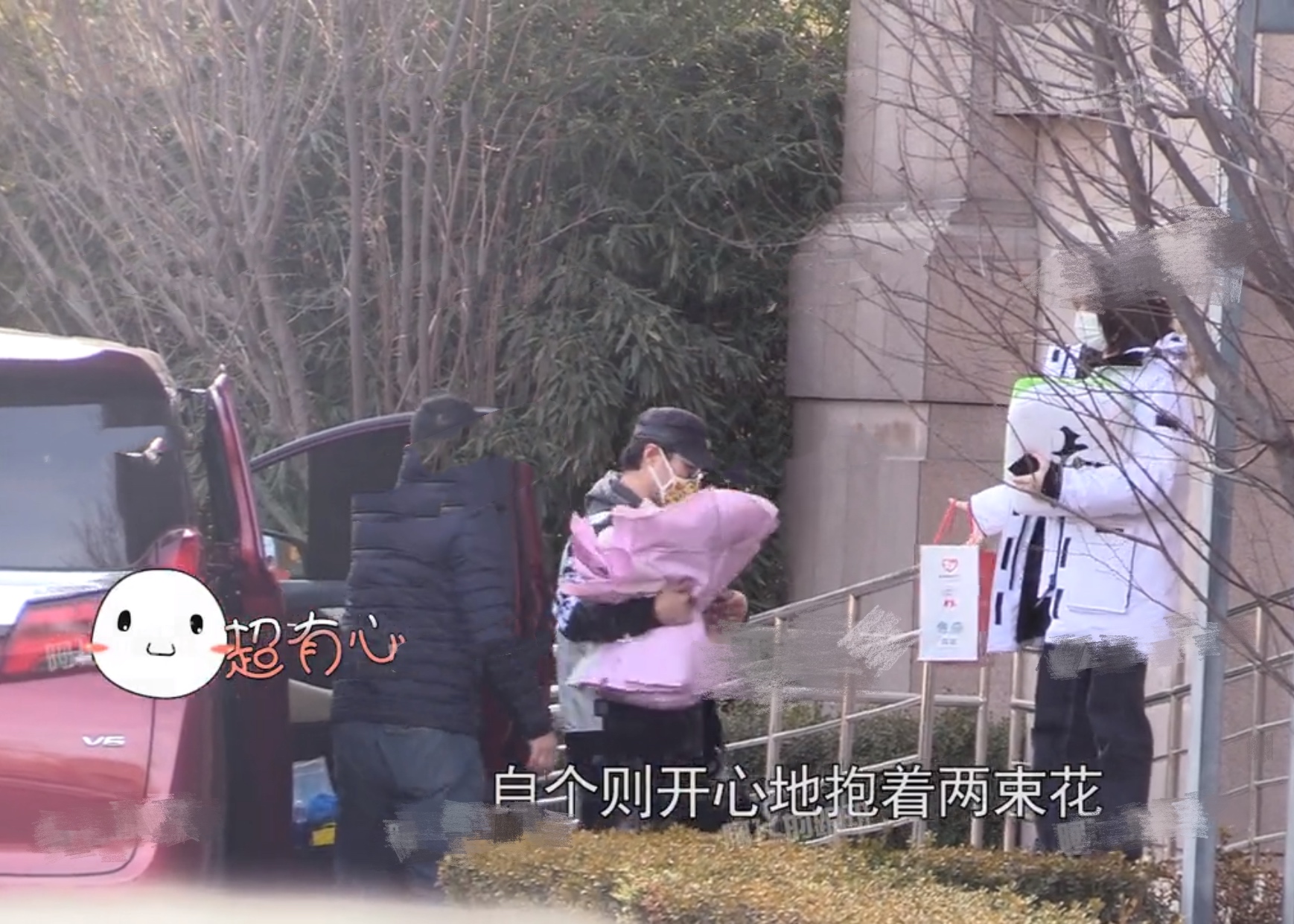 章子怡慶結婚6週年，和汪峰親暱依偎滿臉笑，大方自曝是繼女拍照