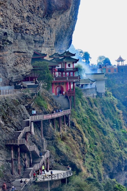 中国8个建在悬崖绝壁上寺庙，精彩绝伦，你去过哪个