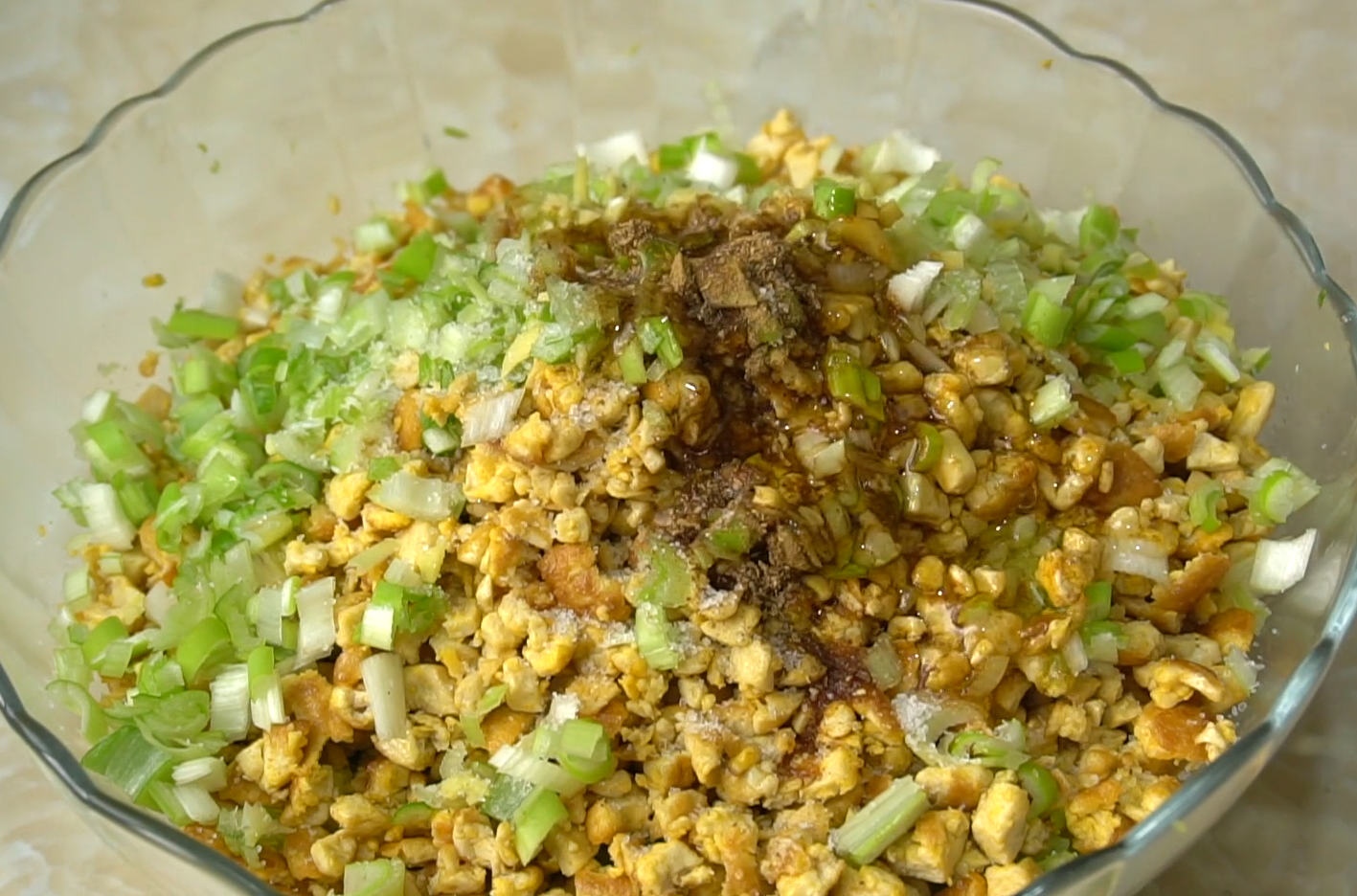 白菜這樣吃真過癮，不發麵不燙麵，一折一卷就搞定，比包子還好吃