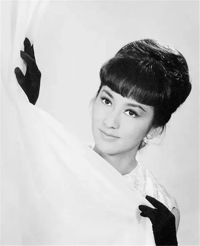 七十年代上映的审妻审妻在内地轰动一时女主被誉为古典美人